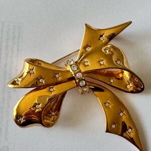Joan Rivers bows brooches
